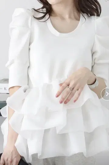 프릴이 달린 화이트 상의 AMELY