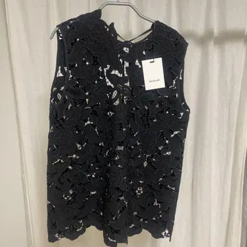 DRESSLAVE 꽃무늬 레이스 슬리브리스 탑 블랙