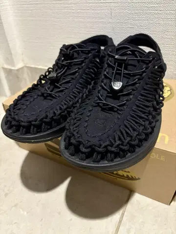 KEEN UNEEK 킨 유니크 블랙 스포츠 샌들