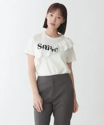 프릴이 있는 화이트 티셔츠