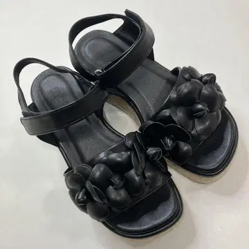 잉게보그 블랙 까멜리아 통굽 샌들/2024년 Spring