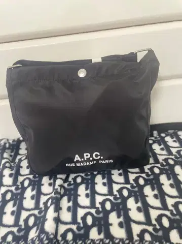 A.P.C. 저널 로고 스몰 숄더백