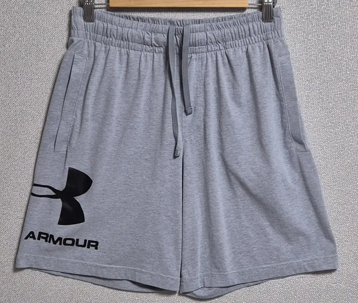 M) Under Armour Gray Shorts