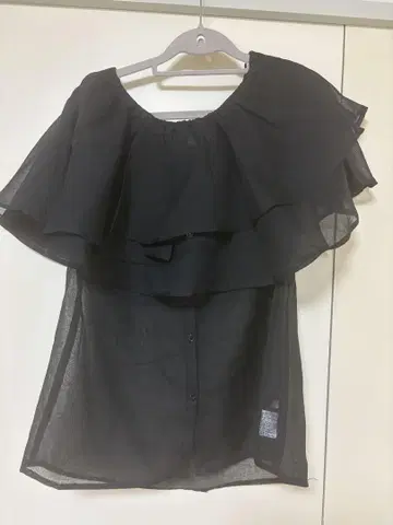 mystic 시어 프릴 오프숄더 블라우스