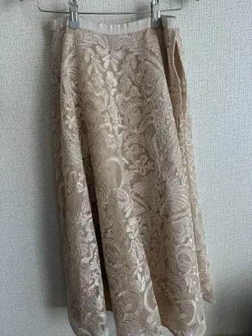 자수 장식 베이지 플레어 롱 스커트 셀포드 CELFORD
