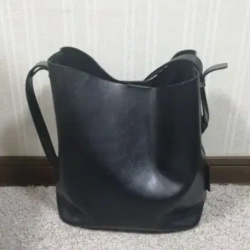 버킷형 숄더백 지아니카리니