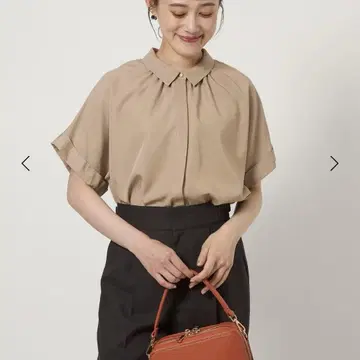 새상품 카라 부착 와이드 숏 슬리브 셔츠 베이지