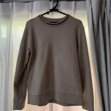 아페쎄 로고가 있는 베이지 트레이닝복
