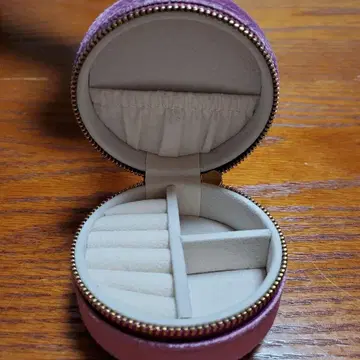 보라색 벨벳 반지 케이스