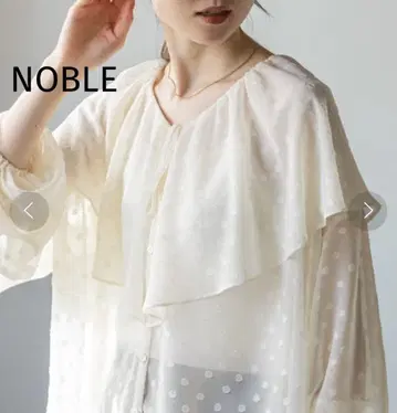 NOBLE 시어 도트 드로스트 플레어 칼라 블라우스