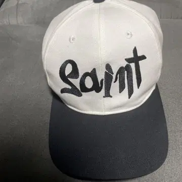 SAINT 로고 캡 화이트/블랙
