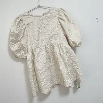차오패닉 백 리본 플라워 자카드 페플럼 블라우스