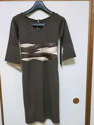 ROMYDA KETH 브라운 무릎 기장 원피스