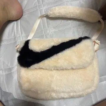 Nike 퍼 숄더백 크림색