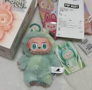 LABUBU THE MONSTERS 에너지에 열중!