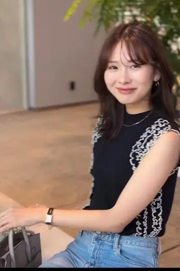 Aimeine 에메인 * 백 오픈 사이드 프릴 니트