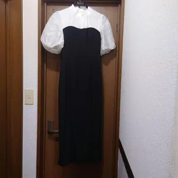 퍼프 슬리브 리본 포함 원피스 블랙 화이트