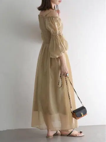 베이지 오프숄더 쉬폰 원피스