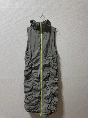 후드 부착 그레이 슬리브리스 원피스 코트