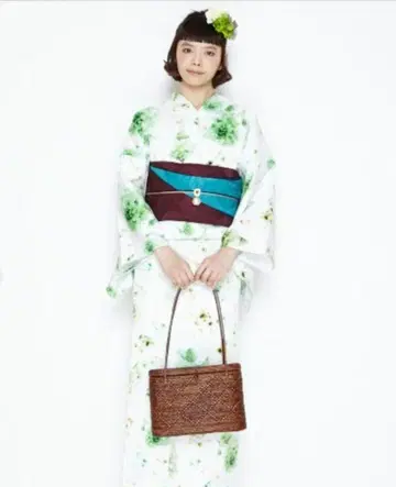 후리후 화이트 베이스에 그린 꽃무늬 유카타