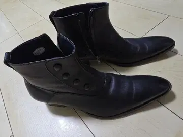 새상품급 around the shoes 블랙 천연 가죽 숏부츠