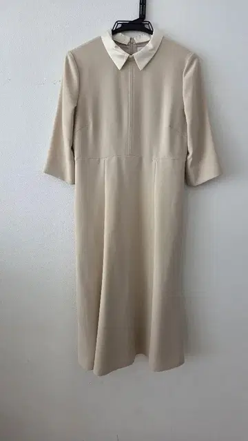 CELFORD 카라 부착 무릎 기장 원피스 베이지