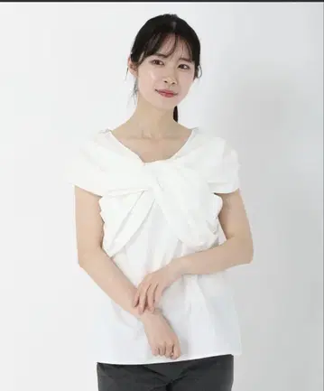 오프숄더풍 빅 리본 블라우스