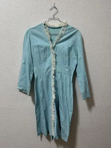 스카이블루 스트라이프 패턴 올인원 프릴 포함 하프 팬츠 레트로 팝