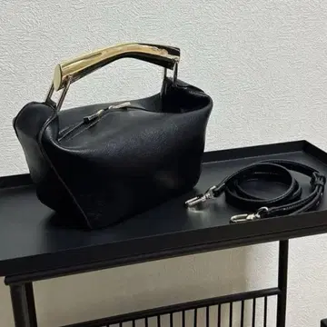 ZARA 메탈릭 핸들 버킷 백