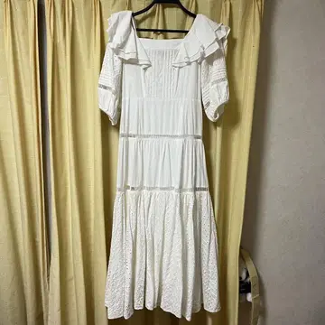 릴리 브라운 프릴 오프숄더 화이트 원피스