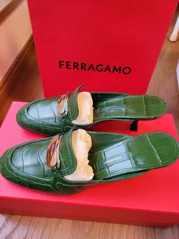 FERRAGAMO 그린 뮬