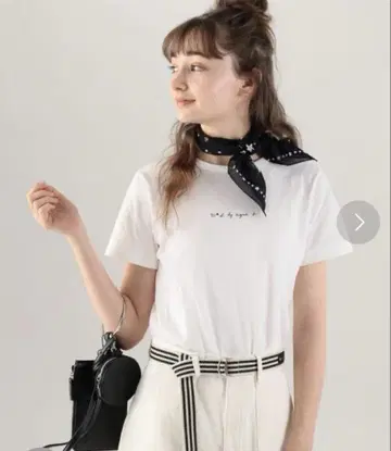 에네스베 화이트 프린트 티셔츠 반팔