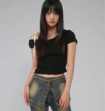 아크렌트 원숄더 리본 탑스