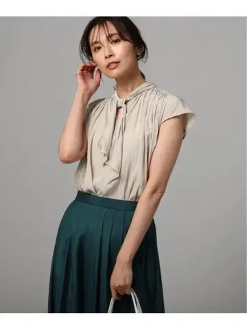 새상품 언타이틀 파우더 데생 보타이 블라우스 사이즈 2