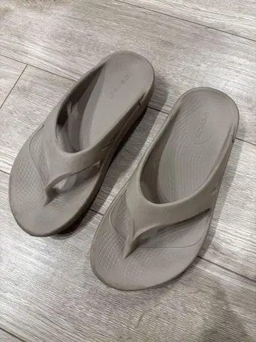 우포스 베이지 샌들