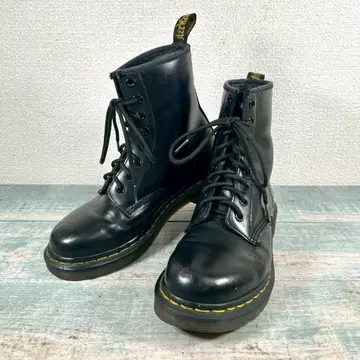 Dr.Martens 명작 8홀 레이스업 부츠 블랙