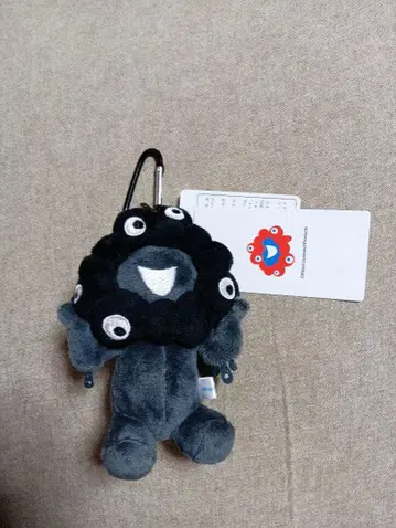 오사카 간사이 엑스포 한정 미 블랙 카라비너 마스코트 앉은 모습