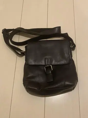 블랙 가죽 숄더백