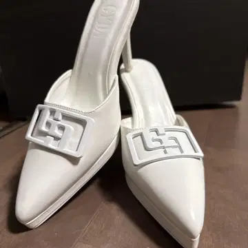 GYDA 화이트 스틸레토 뮬