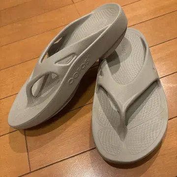 Oofos 베이지 샌들