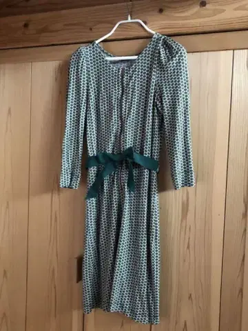 가격 인하 아모와르 카프리스 시네카논 아라베스크 패턴 원피스