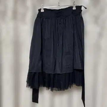 TOBE CHIC 블랙 레이스 티어드 디자인 미디 스커트 리본 포함