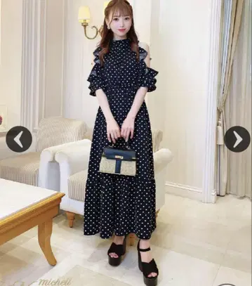 네이비 도트 무늬 오프숄더 롱 원피스