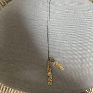 깃털과 평화의 심볼 목걸이