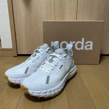 [미사용 새상품] norda 001 트레일 러닝화 화이트 26.5cm