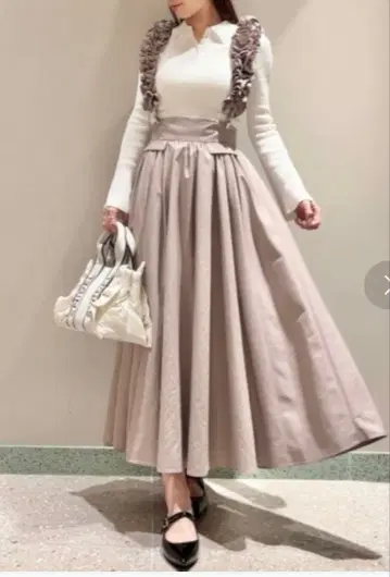 프릴 서스펜더가 달린 볼륨 스커트