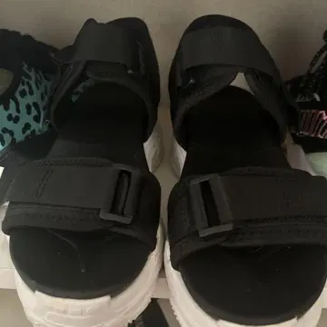블랙 스포츠 샌들 통굽 벨크로