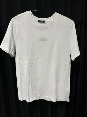 GUESS 화이트 티셔츠 로고
