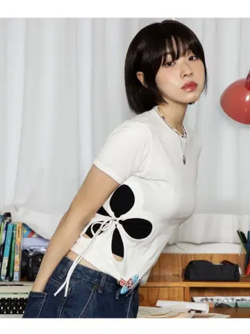 XTONZ WOMAN 화이트 티셔츠 꽃무늬 컷 아웃