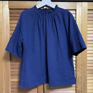 매킨토시 필로소피 린넨 소재 네이비 프릴 넥 반팔 상의